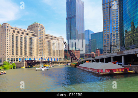 Chicago River, Blick auf Merchandise Mart Gebäude und Franklin Street Bridge, North Side von Chicago, Illinois Stockfoto