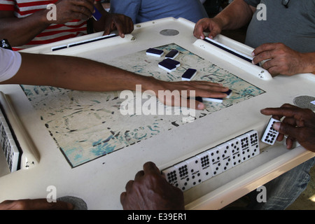 Maximo Gomez Domino Park ist eine Sehenswürdigkeit auf Little Havanna Calle Ocho und ist immer voll von Nachbarschaft Domino Player- Stockfoto