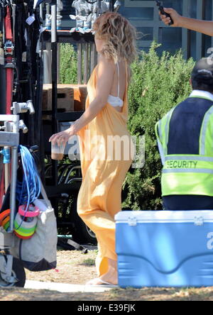 Kate Hudson entdeckt am Set von "Wunsch I Was Here" Dreharbeiten in Los Angeles mit co-star Joey King sporting eine neue Buzz am Set zu schneiden.  Mit: Kate Hudson wo: Los Angeles, CA, Vereinigte Staaten von Amerika bei: 30. August 2013 Stockfoto