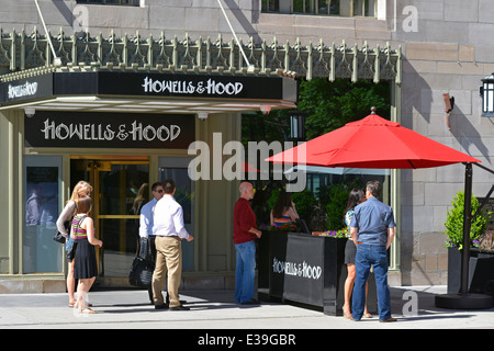 Howells und Kapuze Außengastronomie an der Michigan Avenue in der Innenstadt von Chicago, Illinois, USA Stockfoto