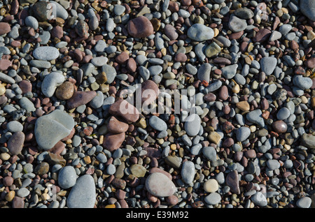 Hintergrund der glatten und nassen Kies und Kieselsteinen an einem Strand in weiches Licht Stockfoto