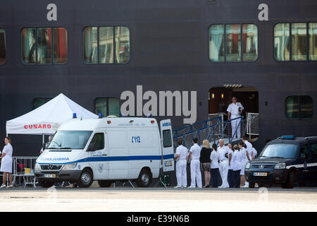 Die Queen Elizabeth Kreuzfahrtschiff ankommen bei Sonnenaufgang in Lissabon. Das Schiff trägt den Körper des britischen Senders Sir David Frost, Stockfoto