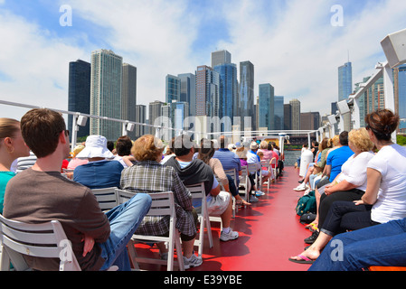 Bootsfahrt auf dem Chicago River, Stadtrundfahrt, Touristen genießen eine geführte Stadtrundfahrt Sightseeing; Chicago, Illinois, USA Stockfoto