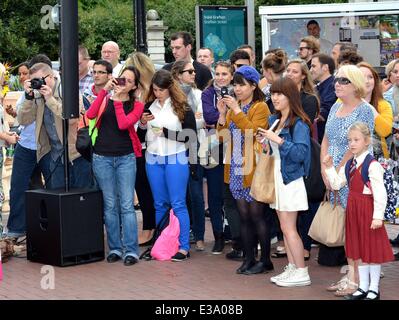 Dublin Fashion Festival 2013 halten eine Street-Fashion-Show auf Grafton Street mit: Zuschauer wo: Dublin, Irland: 05 September 2013 Stockfoto