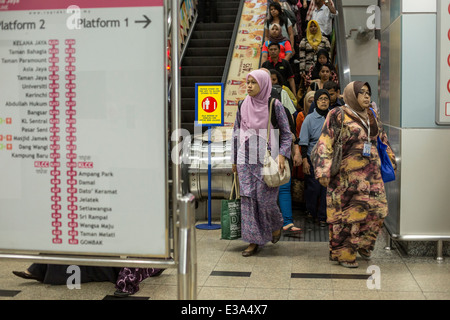 Pendler kommen auf der Ebene einer RapidKL LRT Station in Kuala Lumpur, Malaysia Stockfoto