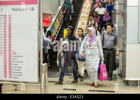 Pendler kommen auf der Ebene einer RapidKL LRT Station in Kuala Lumpur, Malaysia Stockfoto