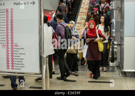 Pendler kommen auf der Ebene einer RapidKL LRT Station in Kuala Lumpur, Malaysia Stockfoto