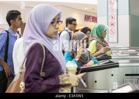 Pendler geben Sie eine RapidKL LRT Station in Kuala Lumpur, Malaysia Stockfoto