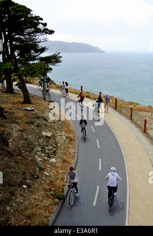 Cyiclists Fahrt über neu gebauten Radweg hin und her der Golden Gate bridge Stockfoto