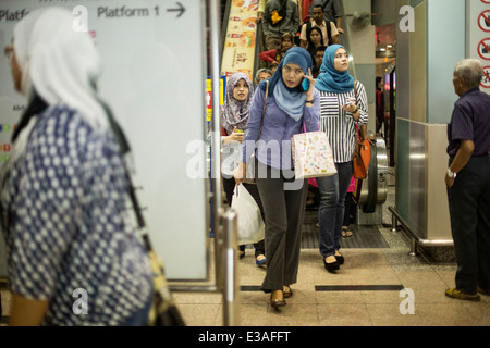 Pendler kommen auf der Ebene einer RapidKL LRT Station in Kuala Lumpur, Malaysia Stockfoto