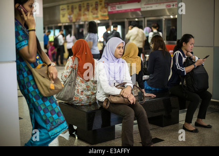 Pendler warten auf einen Zug an einer RapidKL LRT Station in Kuala Lumpur, Malaysia Stockfoto