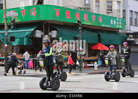Segway Tour-Guide führt Fahrer unterwegs von Chinatown San Francisco Stockfoto