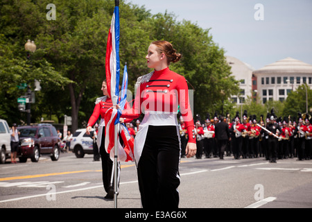 High School marching Band Color Guard Mitglied bei Parade - Washington, DC USA Stockfoto