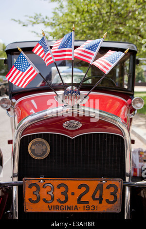 1931 Ford Model A Touring-Klasse Auto Kühlergrill verziert mit amerikanischen Flaggen - Washington, DC USA Stockfoto
