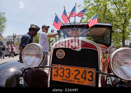 1931 Ford Model A Touring-Klasse Auto Kühlergrill verziert mit amerikanischen Flaggen - Washington, DC USA Stockfoto