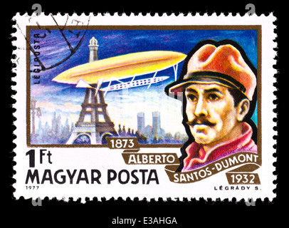 Briefmarke aus Ungarn, die Darstellung von Alberto Santos-Dumas mit einem Luftschiff fliegen rund um den Eiffel-Turm. Stockfoto