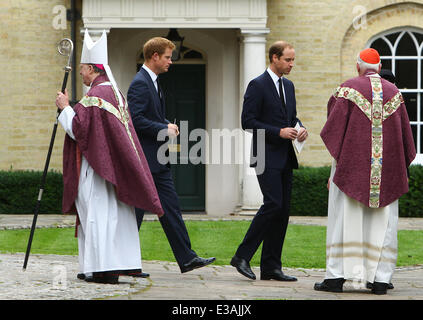 Die Totenmesse für Hugh van Cutsem, in Brentwood Kathedrale. Es nahmen hochrangige Royals.  Mitwirkende: Prinz William, Prinz Harry Where: Brentwood Essex, Großbritannien wenn: 11 September 2013 Stockfoto