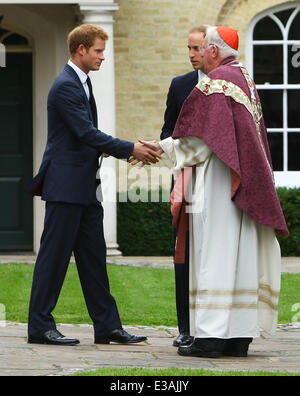 Die Totenmesse für Hugh van Cutsem, in Brentwood Kathedrale. Es nahmen hochrangige Royals.  Mitwirkende: Prinz William, Prinz Harry Where: Brentwood Essex, Großbritannien wenn: 11 September 2013 Stockfoto