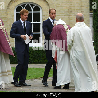 Die Totenmesse für Hugh van Cutsem, in Brentwood Kathedrale. Es nahmen hochrangige Royals.  Mitwirkende: Prinz William, Prinz Harry Where: Brentwood Essex, Großbritannien wenn: 11 September 2013 Stockfoto