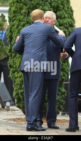 Die Totenmesse für Hugh van Cutsem, in Brentwood Kathedrale. Es nahmen hochrangige Royals.  Mitwirkende: Prinz Charles, Prinz Harry Where: Brentwood Essex, Großbritannien wenn: 11 September 2013 Stockfoto