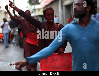 Santo Domingo, Dominikanische Republik. 22. Juni 2014. Darsteller in der kolonialen Zone walking dramatisieren das Drama "Ich bin hier, ich bin nicht aus Haiti", in Santo Domingo, Dominikanische Republik, am 22. Juni 2014. Der Nationalplan zur Regularisierung von Ausländern begann am 2. Juni und voraussichtlich nach lokalen Presse rund 500.000 Menschen aus 60 Nationen zu legalisieren. Bildnachweis: Roberto Guzman/Xinhua/Alamy Live-Nachrichten Stockfoto