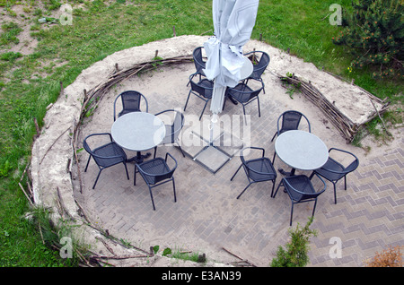 Café im Freien Möbel in Sommerfrische. Tisch und Stühle Stockfoto