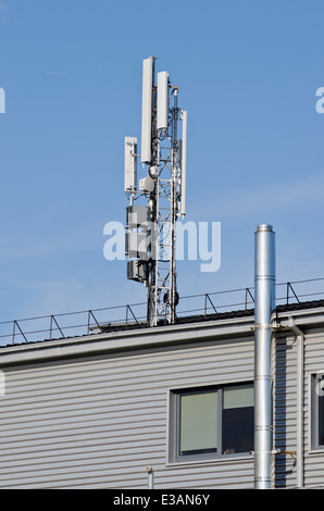 Antennen für Mobilfunk-Technologie Konstruktion auf modernen Hausdach Stockfoto