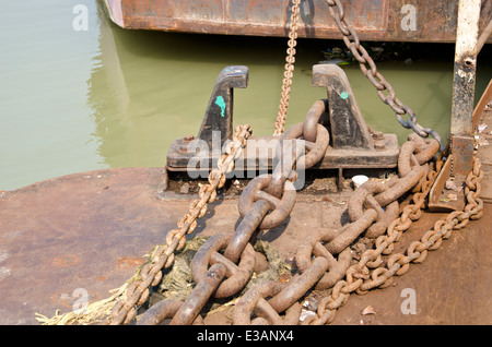 schwere rostigen Metall Kette in Asien port Stockfoto