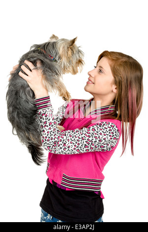 attraktive junge Mädchen mit langen Haaren tragen rosa Kleid mit ihrem besten Freund Yorkshire Terrier weißen Hintergrund isoliert Stockfoto