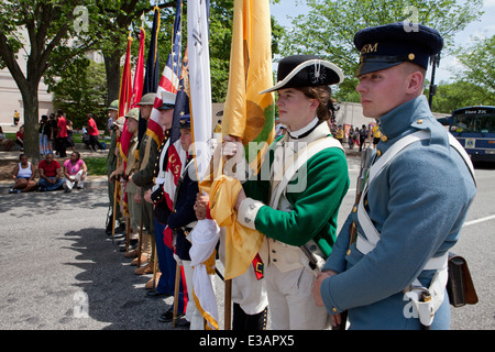 US militärische Color Guard in historischen korrekte Uniformen aus großen Kriegszeit in der Geschichte - 2014 Memorial Day Parade, Washington, DC USA Stockfoto