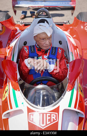 Spielberg, Österreich. 22. Juni 2014. Non-Executive Chairman von Mercedes AMG, ehemaliger österreichischer Formel1 Rennfahrer Niki Lauda, lenkt seine 1976 Ferrari 312T2 vor dem Start 2014 Formel 1 Grand Prix des österreichischen am Red Bull Ring Race track in Spielberg, Österreich, 22. Juni 2014. Foto: David Ebener/Dpa/Alamy Live News Stockfoto