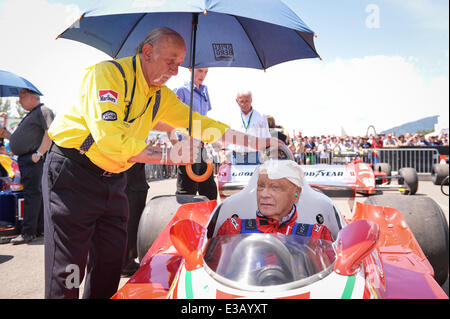 Spielberg, Österreich. 22. Juni 2014. Non-Executive Chairman von Mercedes AMG, ehemaliger österreichischer Formel1 Rennfahrer Niki Lauda, sitzt in seinem 1976 Ferrari 312T2 neben seinem Mechaniker Ermanno Cuoghi aus alten Zeiten vor dem Start 2014 Formel 1 Grand Prix des österreichischen am Red Bull Ring Race track in Spielberg, Österreich, 22. Juni 2014. Foto: David Ebener/Dpa/Alamy Live News Stockfoto