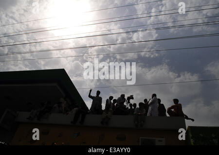 Rawalpindi, Pakistan. 23. Juni 2014. Unterstützer der Anti-Regierungs-Kleriker Tahir Ul Qadri schreien Parolen vor Islamabad Flughafen in Rawalpindi, Pakistan, 23. Juni 2014. Pakistanische Behörden am Montag die Erlaubnis verweigert, ein Flugzeug mit einer regierungsfeindlichen religiöser Führer zu über Sicherheitsbedenken auf Islamabad Flughafen landen. © Ahmad Kamal/Xinhua/Alamy Live-Nachrichten Stockfoto