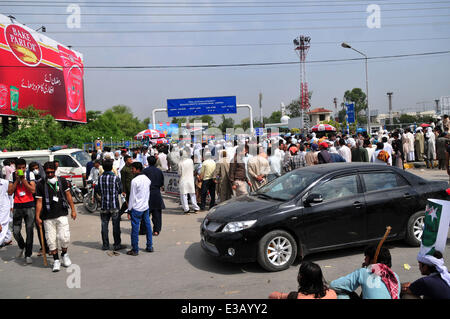 Rawalpindi, Pakistan. 23. Juni 2014. Unterstützer der Anti-Regierungs-Kleriker Tahir Ul Qadri versammeln sich vor dem Flughafen in Rawalpindi, Pakistan, Islamabad 23. Juni 2014. Pakistanische Behörden am Montag die Erlaubnis verweigert, ein Flugzeug mit einer regierungsfeindlichen religiöser Führer zu über Sicherheitsbedenken auf Islamabad Flughafen landen. © Ahmad Kamal/Xinhua/Alamy Live-Nachrichten Stockfoto