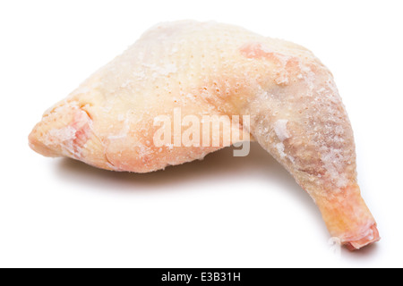 gefrorene Hähnchenschenkel auf einem weißen Hintergrund mit Beschneidungspfad Stockfoto