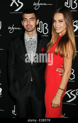 NICK JONAS feiert seinen 21. Geburtstag am XS Nightclub im Wynn Las Vegas In Las Vegas, NV am 15.09.13 mit: Joe Jonas Stockfoto