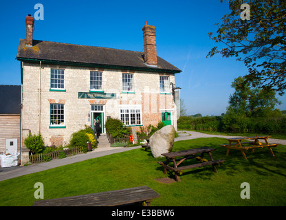 Die Barge Inn auf dem Kennet und Avon canal, Honeystreet, Alton Barnes, Vale of Pewsey, Wiltshire, England Stockfoto