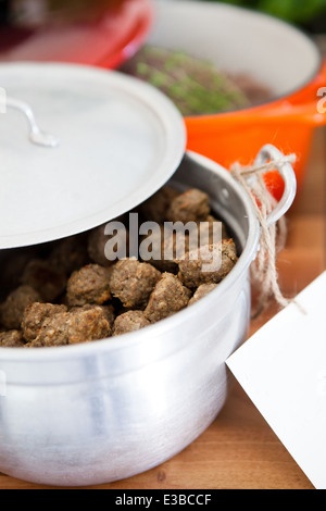 Nahaufnahme der Topf mit frisch zubereiteten Frikadellen bei Dinnerparty servierfertig Stockfoto
