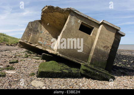 WW2-Ära konkrete Pillbox Verteidigungsstruktur liegt am Strand nach Küstenerosion Warden Punkt, Isle of Sheppey, Kent. Stockfoto