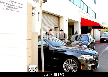 e-zigarette mit zugautomatik nachfüllbar Dennis Quaid The Luxe Hotel in Beverly Hills ein 'Rauchen Stik' e-Zigarette  mit Rauchen verlassen zu müssen: Dennis Quaid Where: Los Angeles, CA,  Vereinigte Staaten von Amerika als: 19 September 2013 Stockfotografie -