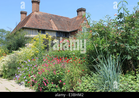 Die lange Grenze im Hochsommer blühen mit historischen Haus aus dem 15 Jahrhundert bei Great Dixter, East Sussex, UK Stockfoto