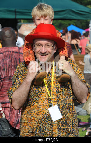 Africa Oye Festival 2014. Samstag 21. & Sonntag, 22. Juni 2014. Überprüfen Sie Feld, Sefton Park, Liverpool, England, Vereinigtes Königreich. Festival Mann im roten Hut und Kind Credit: David Colbran/Alamy Live News Stockfoto