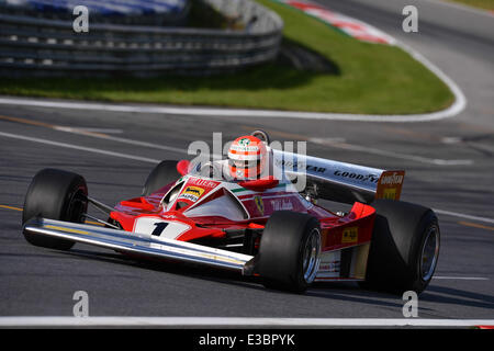 Spielberg, Österreich. 21. Juni 2014. Non-Executive Chairman von Mercedes AMG, ehemaliger österreichischer Formel1 Rennfahrer Niki Lauda, lenkt seine 1976 Ferrari 312T2 an der Rennstrecke Red Bull Ring in Spielberg, Österreich, 21. Juni 2014. Die 2014 Formel 1 Grand Prix Österreich statt findet am 22. Juni. Foto: David sollte/Dpa - News WIRE SERVICE/Dpa/Alamy Live Stockfoto