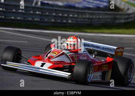 Spielberg, Österreich. 21. Juni 2014. Non-Executive Chairman von Mercedes AMG, ehemaliger österreichischer Formel1 Rennfahrer Niki Lauda, lenkt seine 1976 Ferrari 312T2 an der Rennstrecke Red Bull Ring in Spielberg, Österreich, 21. Juni 2014. Die 2014 Formel 1 Grand Prix Österreich statt findet am 22. Juni. Foto: David sollte/Dpa - News WIRE SERVICE/Dpa/Alamy Live Stockfoto