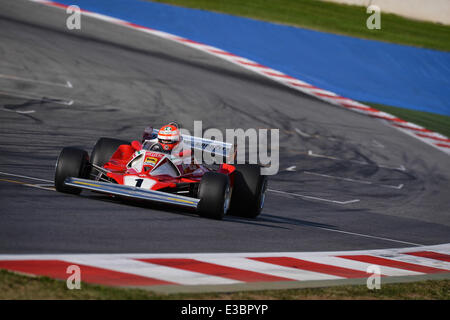 Spielberg, Österreich. 21. Juni 2014. Non-Executive Chairman von Mercedes AMG, ehemaliger österreichischer Formel1 Rennfahrer Niki Lauda, lenkt seine 1976 Ferrari 312T2 an der Rennstrecke Red Bull Ring in Spielberg, Österreich, 21. Juni 2014. Die 2014 Formel 1 Grand Prix Österreich statt findet am 22. Juni. Foto: David sollte/Dpa - News WIRE SERVICE/Dpa/Alamy Live Stockfoto