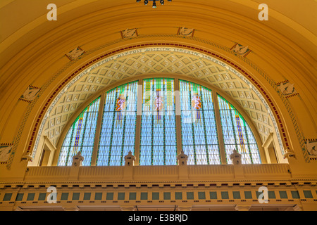 Glasfenster im historischen Hauptbahnhof, Prag, Tschechische Republik Stockfoto