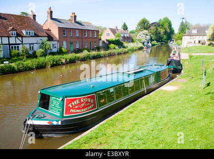 Die Rose Narrowboat bietet Bootsfahrten auf dem Kennet und Avon Kanal, Hungerford. Berkshire, England Stockfoto