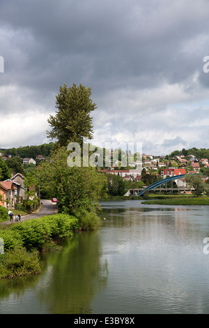 Französische Fluss Doubs mit Stadt von Baume-Les-Dames, Franche-Comté, Doubs, Frankreich Stockfoto