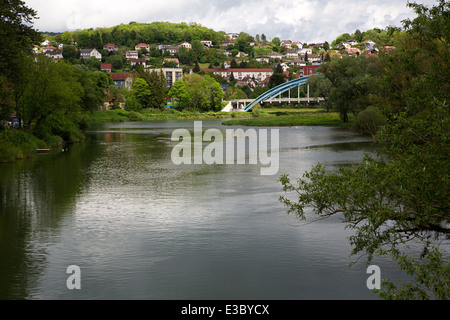 Französische Fluss Doubs mit Stadt von Baume-Les-Dames, Franche-Comté, Doubs, Frankreich Stockfoto