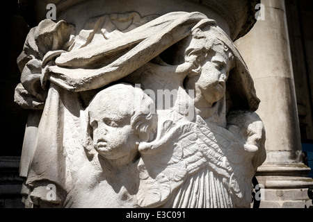 Die Auswirkungen der Witterungseinflüsse auf die erodierten Steinschnitzereien in der St Alfeges Church in Greenwich in London. Stockfoto